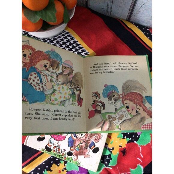 Vintage Bundle of 2 Raggedy Ann Story Books 1974/1971 🐇 - Picture 9 of 11